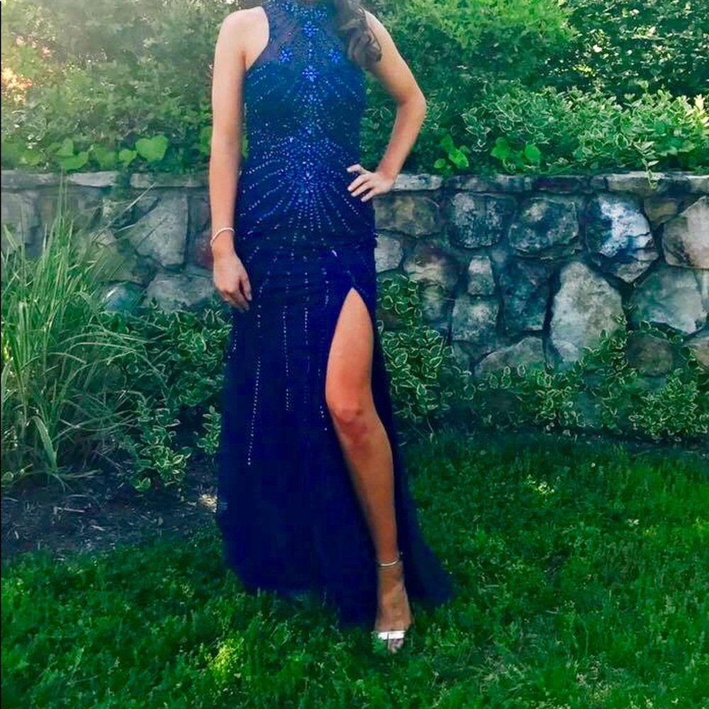 Beautiful prom dress size 2 - Picture 2 of 4